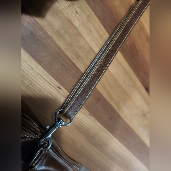 The Stone Crossbody Leather Bag. Unisex. - Picture 12 of 13